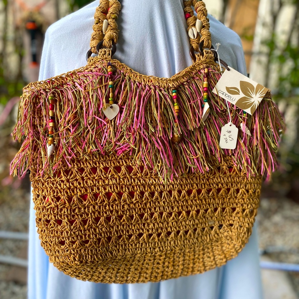 NWT- Made of Straw, shells & wood - Cotton lining w/ zipper closer